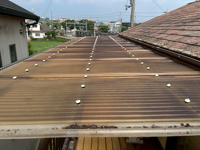 西宮市で2階ベランダ屋根の波板をポリカ波板へ張り替える前の様子