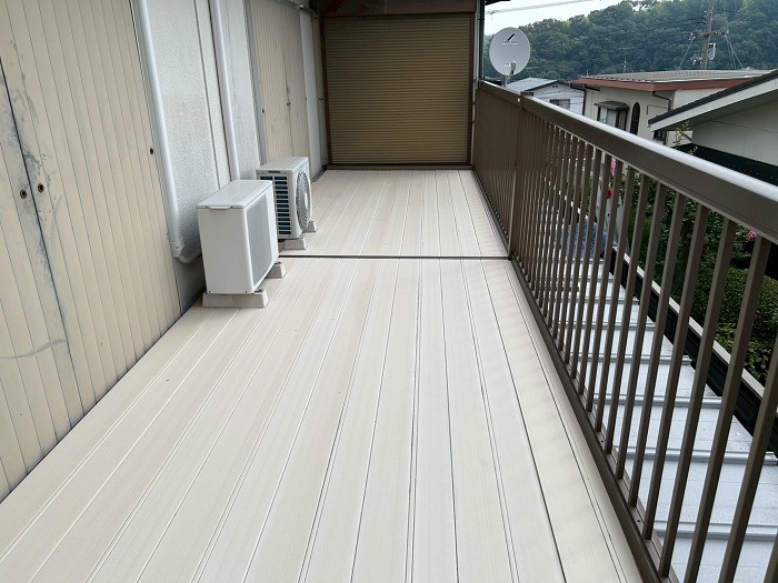 三木市で1階への雨漏り修理としてベランダ床を脱着し防水処理を行う前の様子