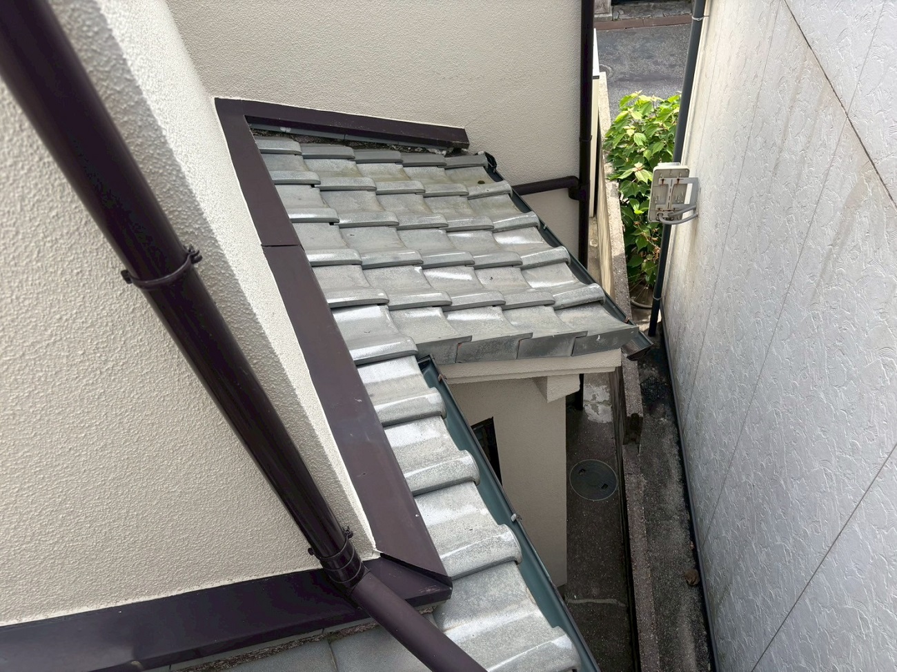 神戸市垂水区で2階建て木造の下屋根陶器瓦を軽量な屋根材へ葺き替える前の様子