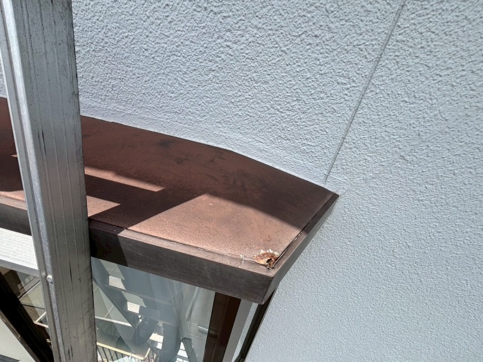 三木市で出窓上の板金補修としてガルバリウム鋼板を使用する前の様子