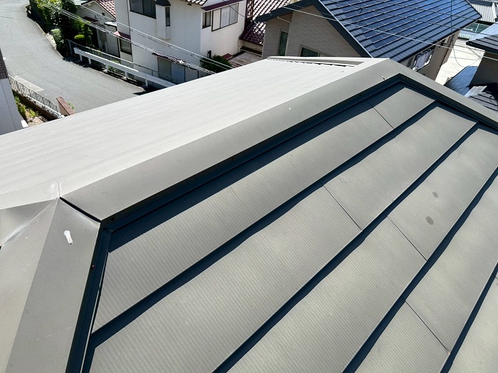 明石市で屋根裏の換気工事として金属屋根の棟板金に換気棟を取り付ける前の様子