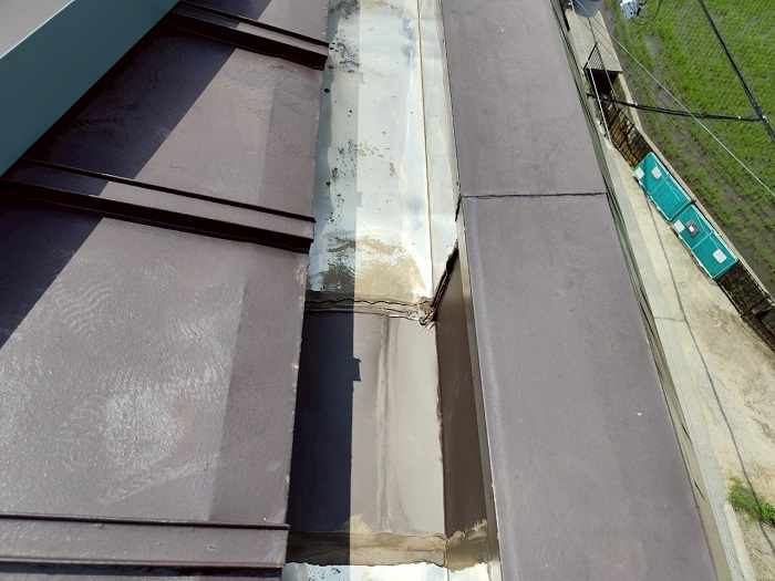 西宮市でパラペット上の笠木交換としてガルバリウム鋼板を使用する前の様子