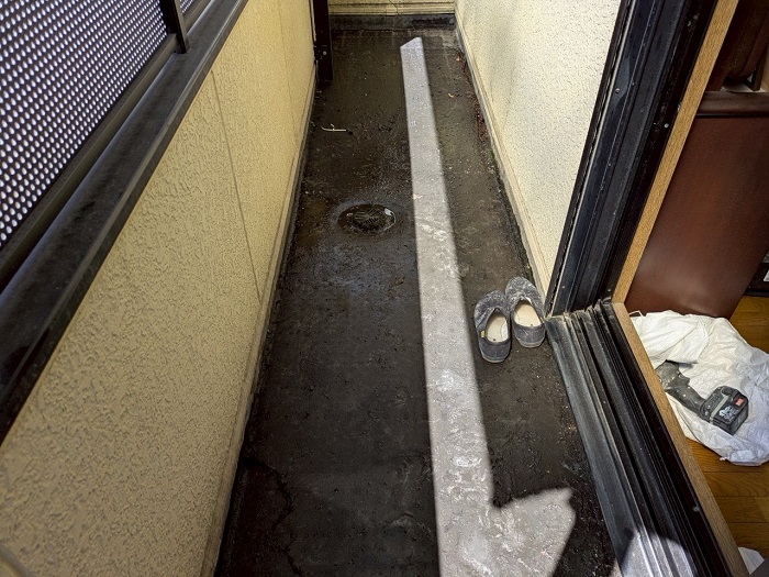 神戸市中央区の大和ハウス戸建てでベランダの塩ビシートを貼り替える前の様子