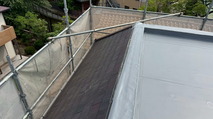 神戸市長田区で斜壁のスレート材へカバー工事を行う前の様子