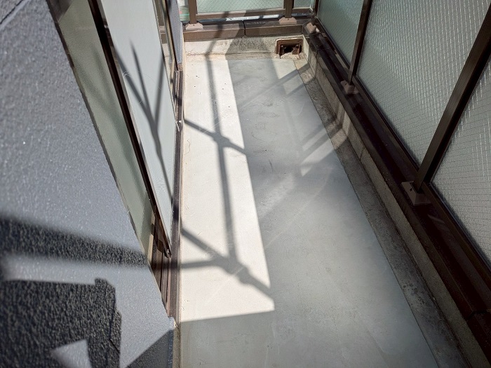 宝塚市で田島オルタックエースを用いてベランダ防水工事を行う前の様子