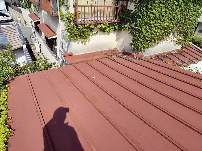 高砂市で増築屋根からの雨漏りを修理する前の様子