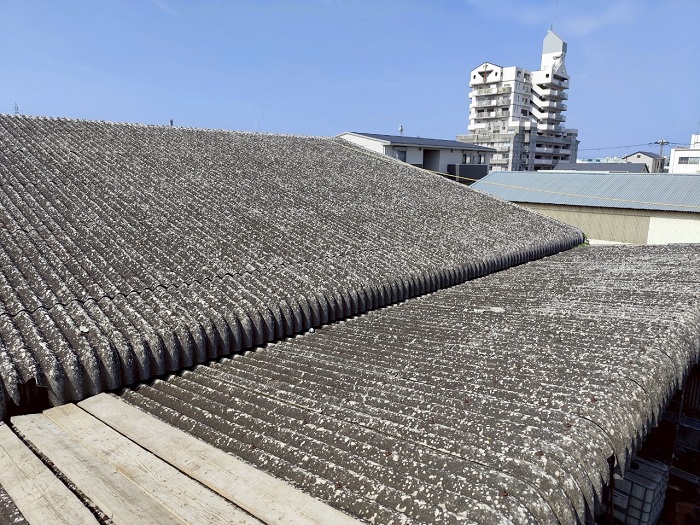 姫路市で工場の大波スレートをカバー工事する前の様子