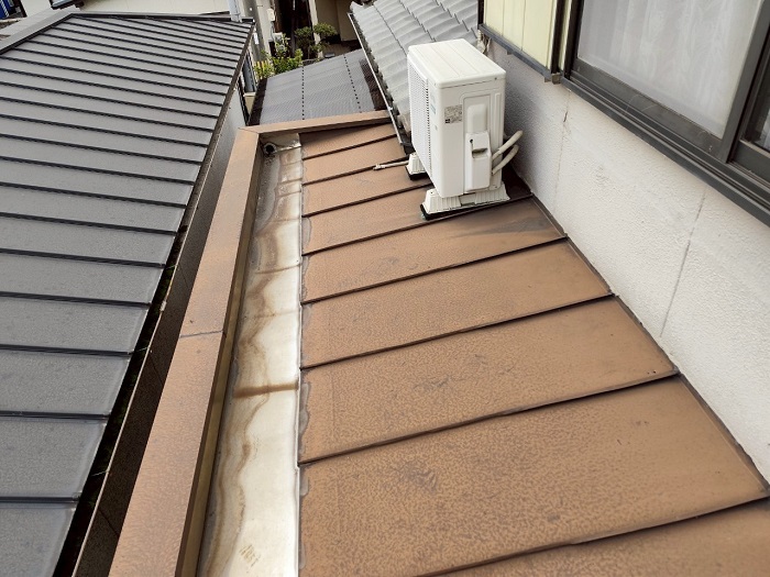 明石市で増築屋根の雨漏り修理として瓦棒の上から立平葺きを行う前の様子