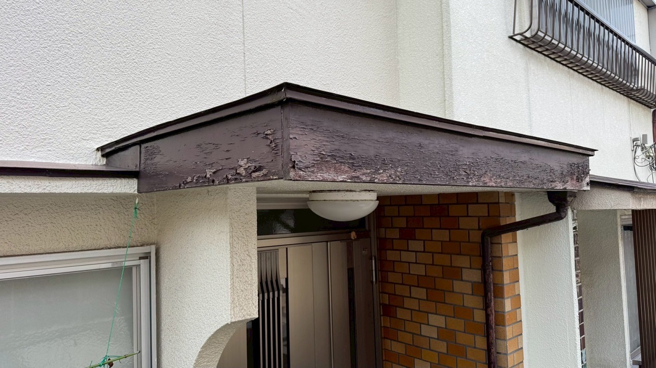 神戸市兵庫区で腐食しかけた破風板への板金工事を行う前の様子