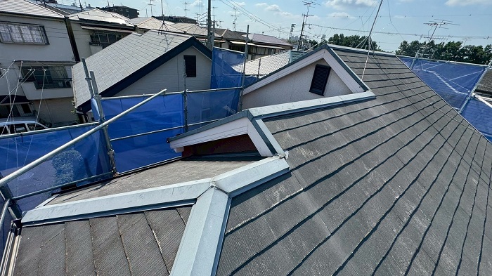 宝塚市で樹脂製の下地材エコナンバーを用いて棟板金交換を行う前の様子