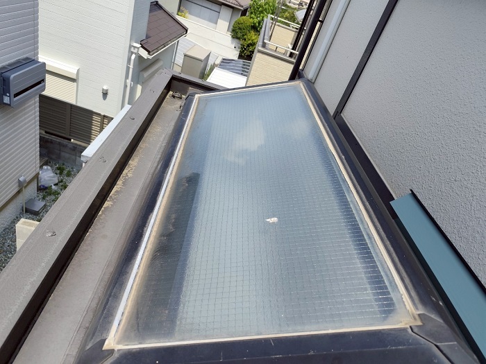 三木市で天窓からの雨漏り修理としてガルバリウム鋼板で低価格に補修する前の様子