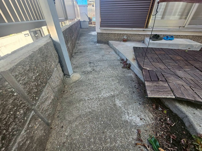 明石市で雨漏り補修として潜り車庫上に部分的な防水工事を行う前の様子