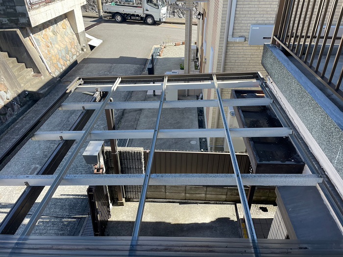 ガレージ波板貼り替えを行う前の様子