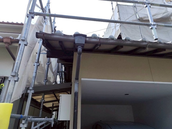 たつの市で半丸雨樋をシルビスケアPC50に交換する前の様子