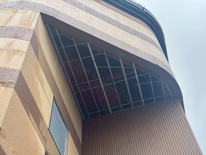 神戸市西区の商業施設で剥がれた軒天の補修工事にガルバリウム鋼板を使用する前の様子