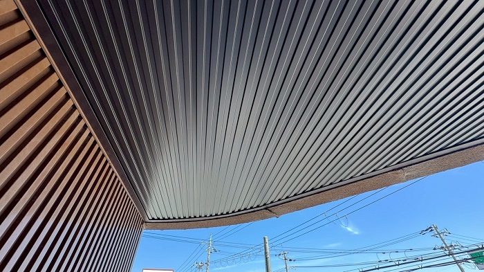 神戸市西区の商業施設で剥がれた軒天の補修工事にガルバリウム鋼板を使用した後の様子