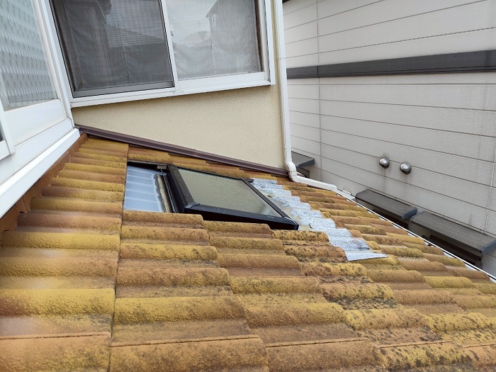 伊丹市で下屋根の洋瓦をフレンチに葺き替えて雨漏りを解決する前の様子