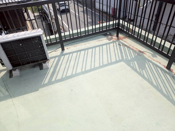 加古郡播磨町でガレージ上の雨漏り補修としてウレタン防水通気緩衝工法を行う前の様子