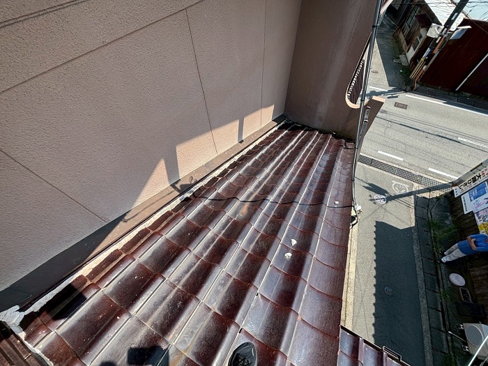 加古郡播磨町で瓦屋根の葺き直し工事で防水シートを貼り替えて雨漏り修理する前の様子