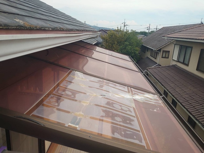 西宮市でバルコニー屋根のアクリル板をポリカーポネード板へ張り替える前の様子