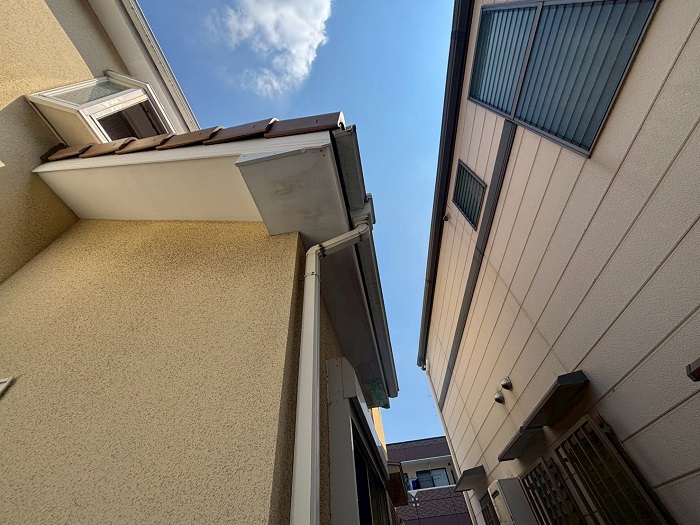 伊丹市で屋根下の軒天補修を行う前の様子