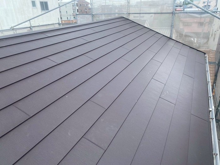 神戸市長田区で3階建て屋根カバー工事でスーパーガルテクトのシェイドブラウンを使用した後の様子
