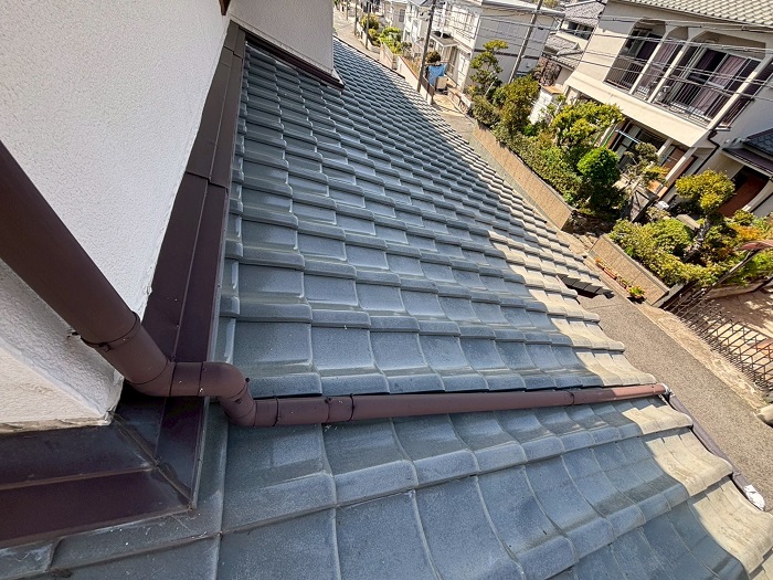 伊丹市でで瓦屋根葺き戻し工事により防水シートを貼り替える雨漏り修理を行う前の様子