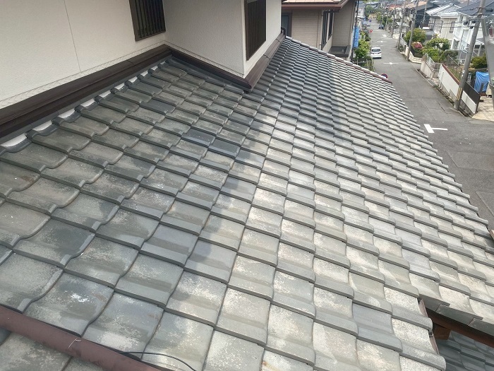 伊丹市でで瓦屋根葺き戻し工事により防水シートを貼り替える雨漏り修理を行う現場の様子
