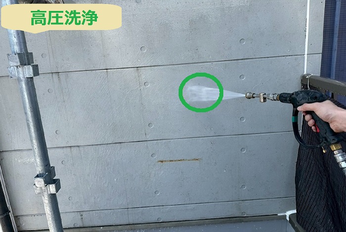 芦屋市で外壁塗り替えを行う現場で高圧洗浄