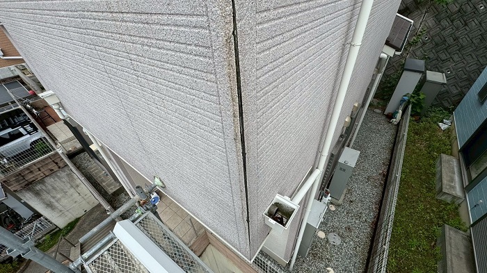 明石市でベランダの外壁サイディングの剥がれを部分補修する前の様子