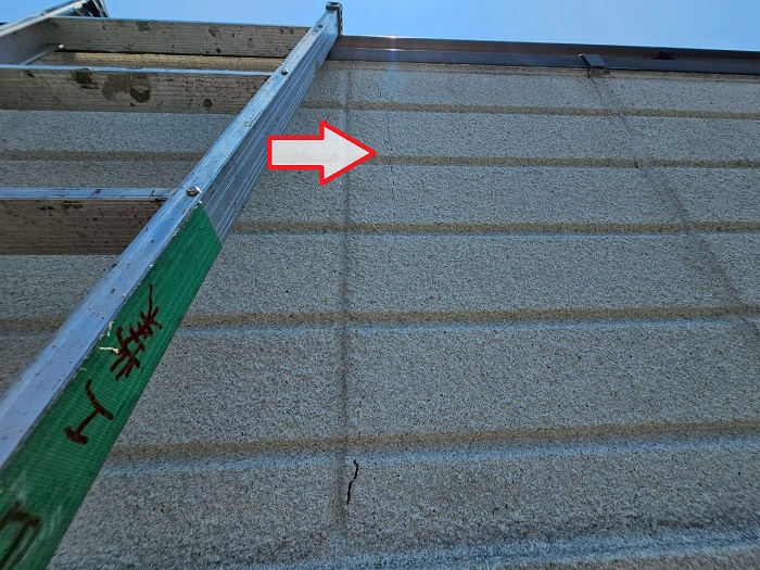 明石市でヘーベルハウス戸建ての外壁補修で2階ベランダのひび割れを改善する前の様子