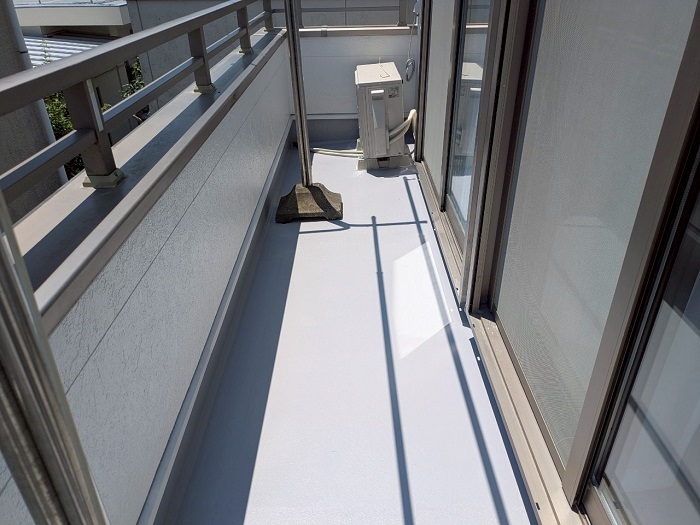 神戸市北区で下地が腐食したベランダＦＲＰ防水の改修を行た後の様子