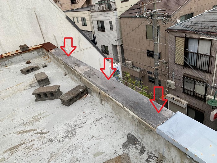 屋上の笠木板金が飛散している様子