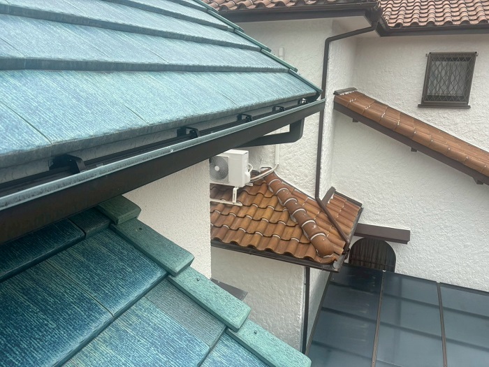 宝塚市で銅板製の雨樋を塩ビ鋼板製に交換し水漏れや勾配不良を解決する前の様子