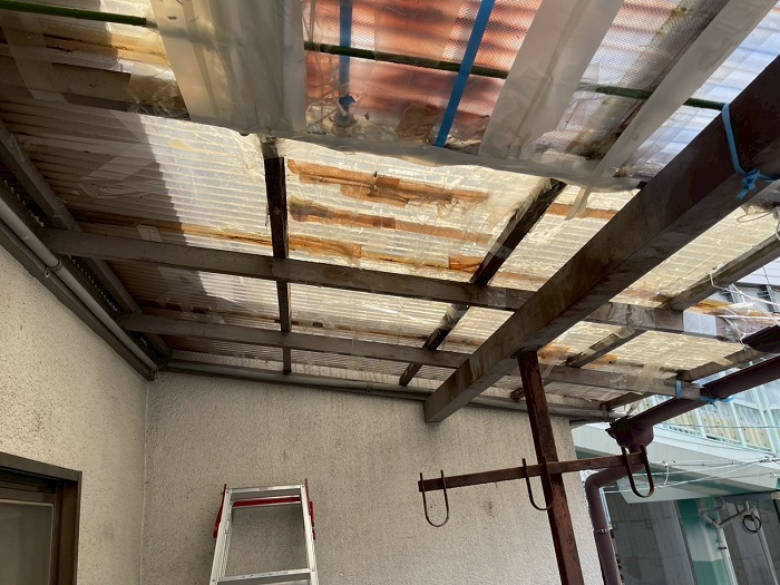 宝塚市で2階ベランダ屋根修理として腐食した木下地の交換とポリカ波板への貼り替えを行う前の様子
