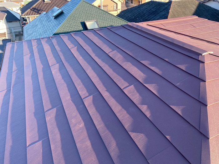 宝塚市で改質アスファルトルーフィングを使用した屋根カバー工事を行った後の様子