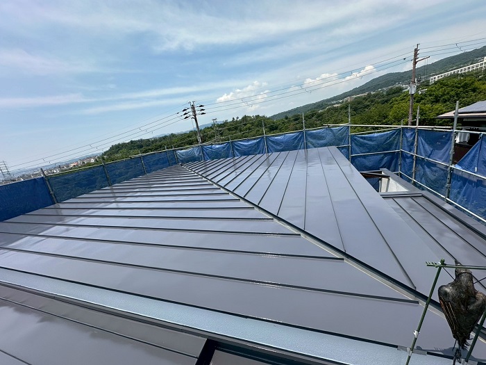 宝塚市で金属屋根への塗装工事を行った後の様子