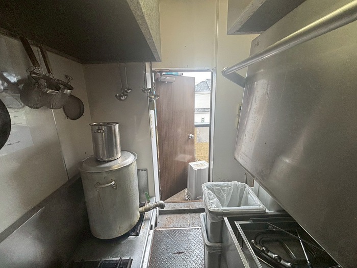 宝塚市で貸店舗の勝手口引き戸に虫除け対策で網戸を取り付ける前の様子