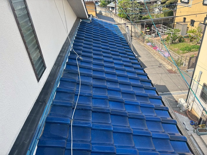 尼崎市で屋根修理としてラバーロック工法でズレた瓦屋根を補修する前の様子