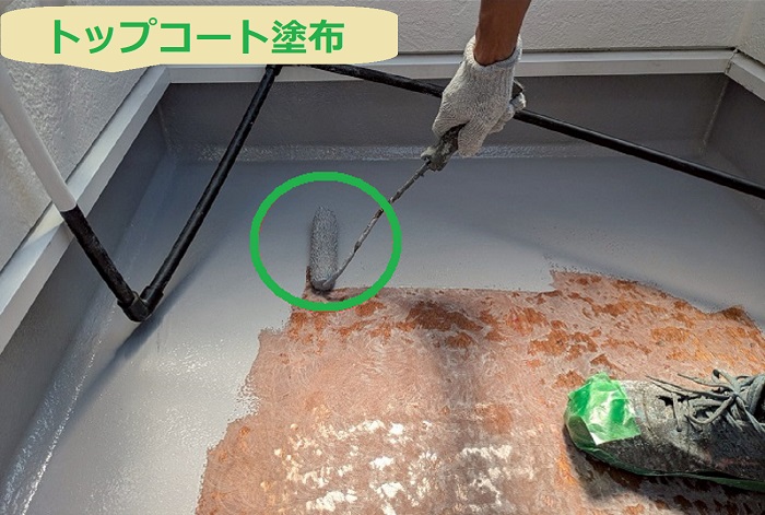 ベランダ床にトップコート塗布