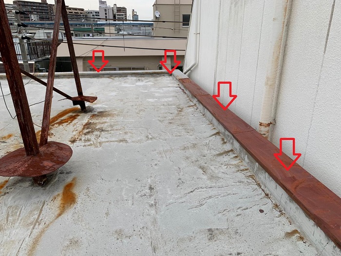 屋上の笠木板金が錆びている様子