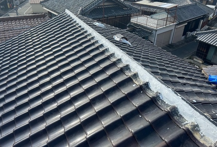 市川町の皆様へ棟瓦取り直しでシルガードを塗った後