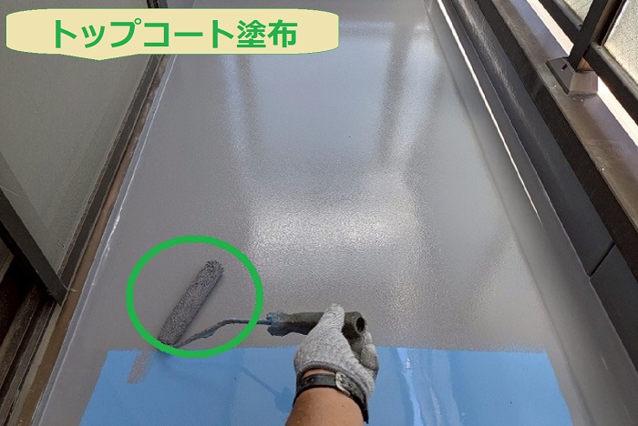 神戸市長田区でバルコニー4か所のウレタン防水密着工法を行う現場でトップコート塗布