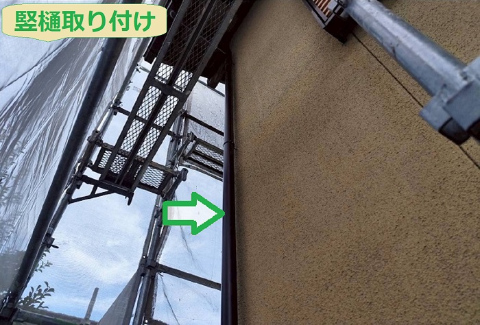 たつの市でパナソニック製の雨樋へ取り替える現場で竪樋取り付け