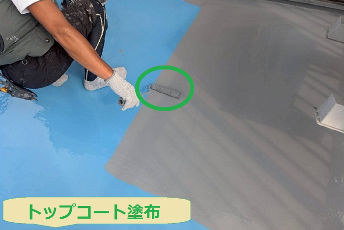 加古郡播磨町でオルタックエースを使用して車庫上防水工事を行う現場でトップコート塗布