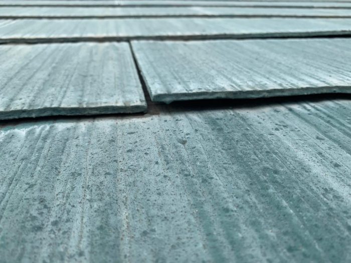 反り上がったスレート屋根の様子