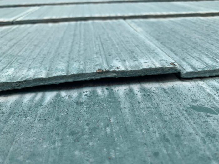 浮いたスレート屋根