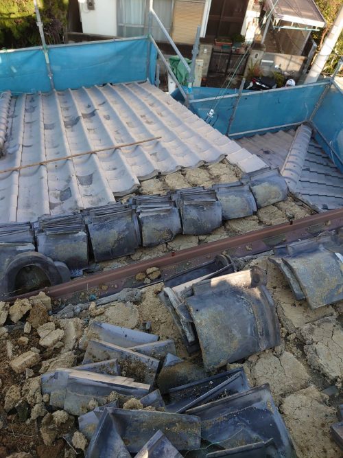 瓦を解体している様子