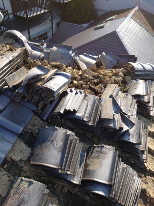 瓦を仮置きしている様子