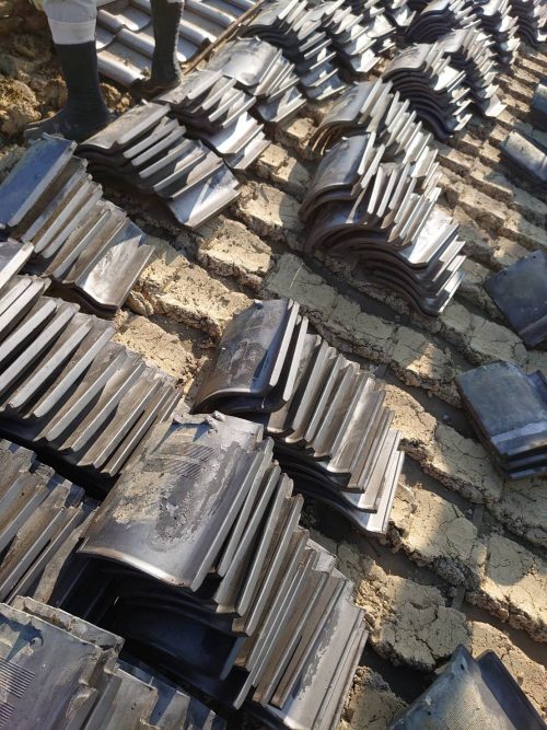 大量のいぶし瓦の様子